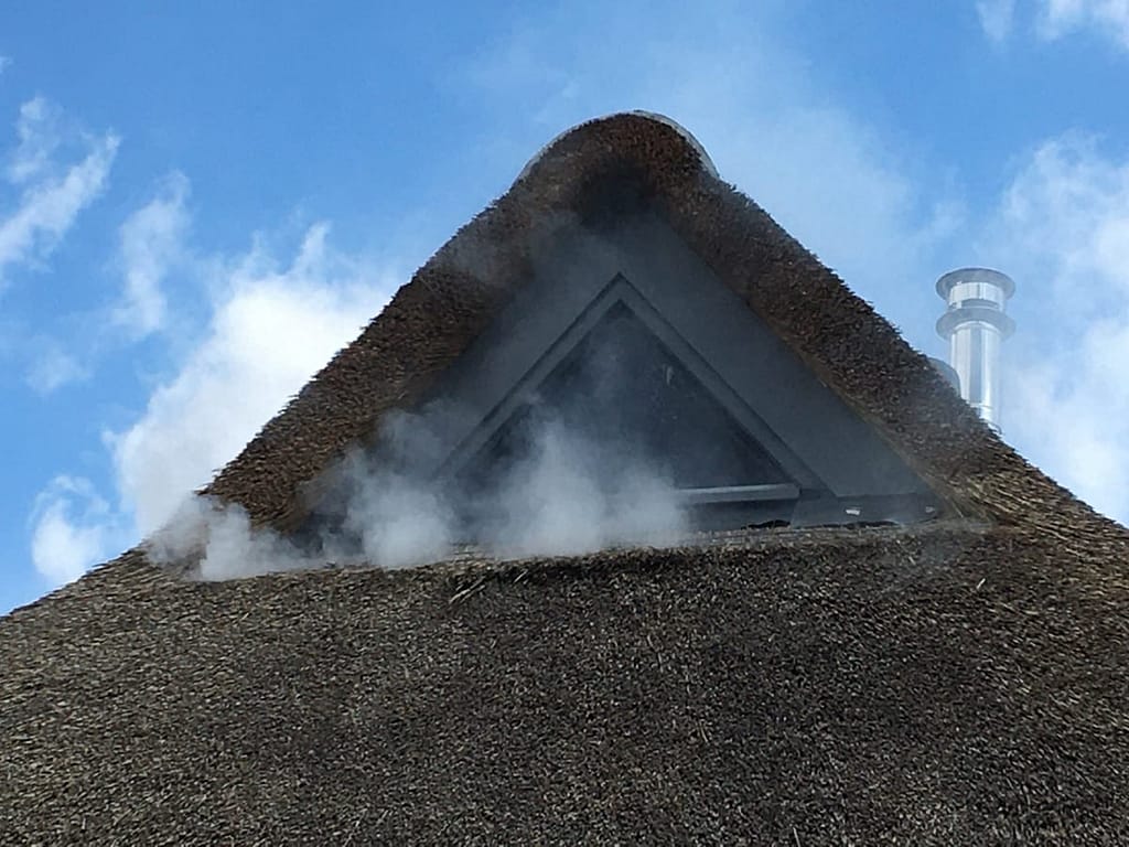 Rooktest bij woning met rieten dak