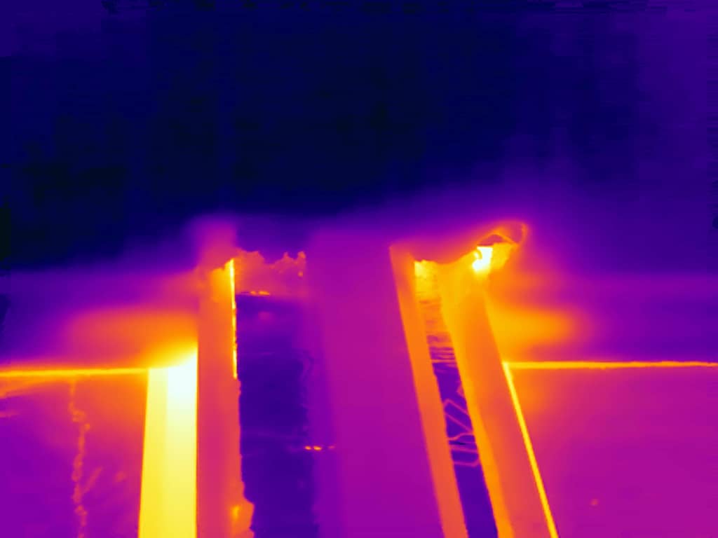 Thermografie toont luchtlekken bij een woning in Nietap