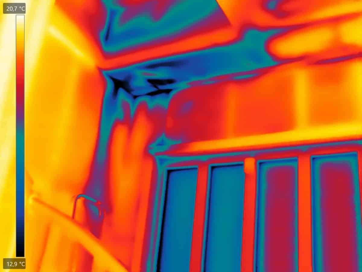 Luchtlekken worden zichtbaar met thermografie tijdens een blowerdoortest in Zwolle