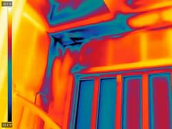 Luchtlekken worden zichtbaar met thermografie tijdens een blowerdoortest in Zwolle